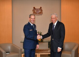 US Commander of the Pacific Air Forces Makes Introductory Visit to Singapore 13apr23 nr photo1