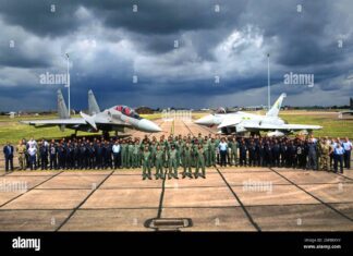 EXERCISE PITCH BLACK 2024 TAKES OFF indian air force and royal air force sukhoi su 30mki and eurofighter typhoon fgr1 seen with groundcrew and aircrew of the raf and iaf contingents oa visit to india 2M9BXYY